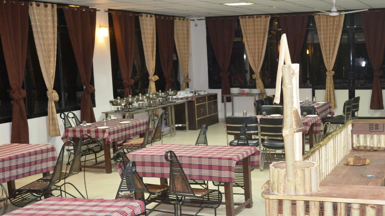 Oyo 19024 Majestic Oak Bush Hotel Мусори Екстериор снимка